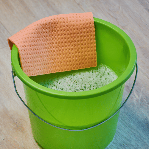 sceau d'eau tiède pour nettoyer du marbre blanc