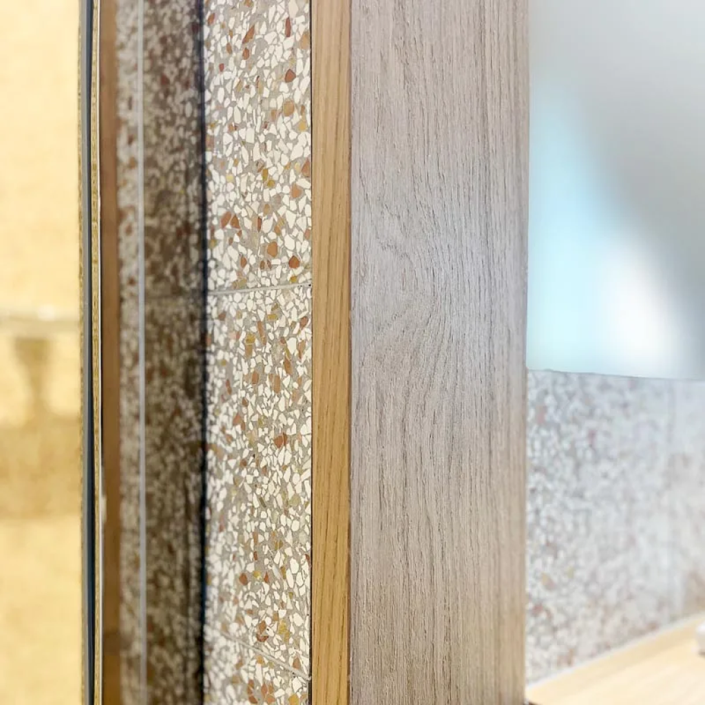 terrazzo naples coupé et posé dans l'angle de porte