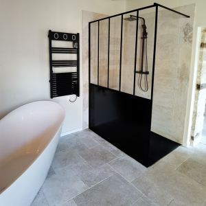 douche avec carrelage travertin