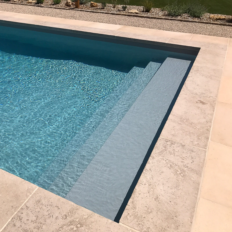 La tendance indémodable du travertin antidérapant pour les revêtements de piscine