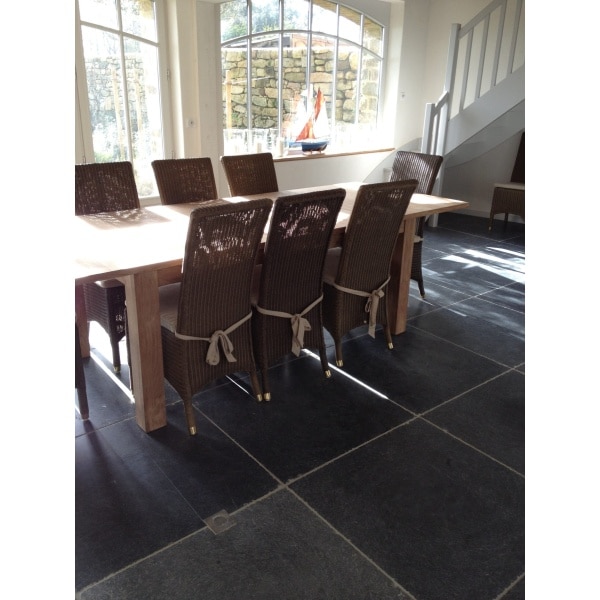 Rj7af-UK91e dallage avec plinthe en pierre bleue dans un salon