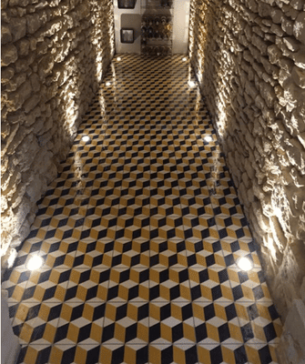 carreaux de ciment motif géométrique posé au sol