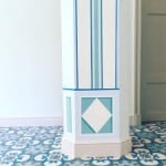 pilier avec sol carreaux de ciment bleu canard