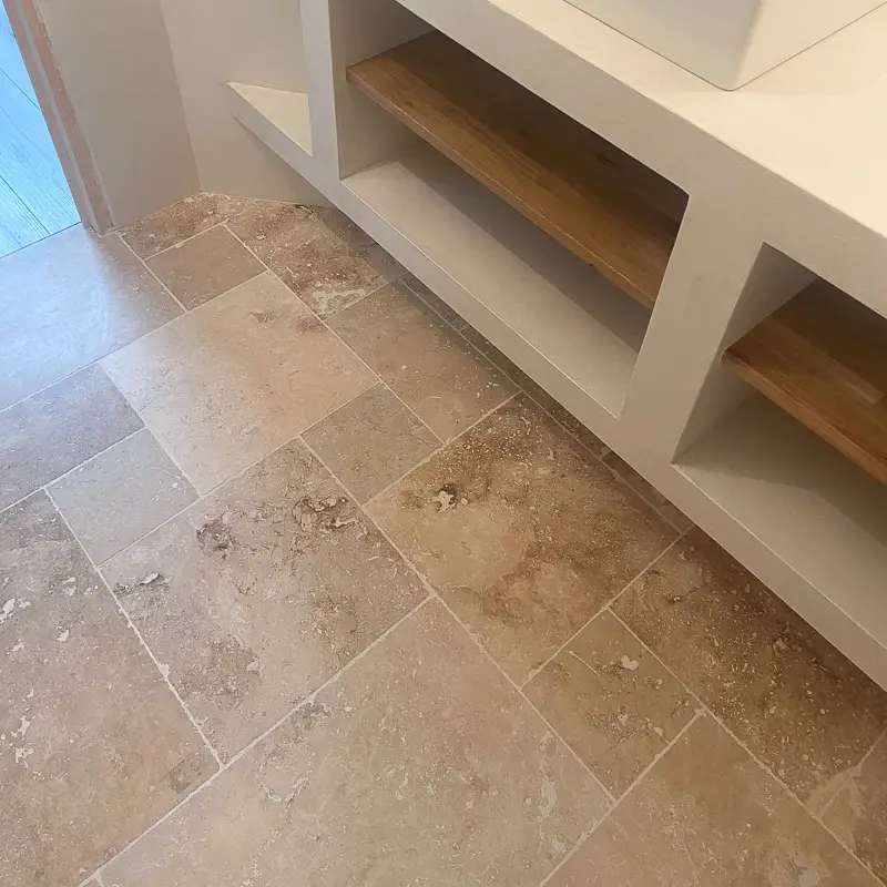 CARRELAGE TRAVERTIN DEUXIÈME CHOIX (NATUREL) dans salle de bain
