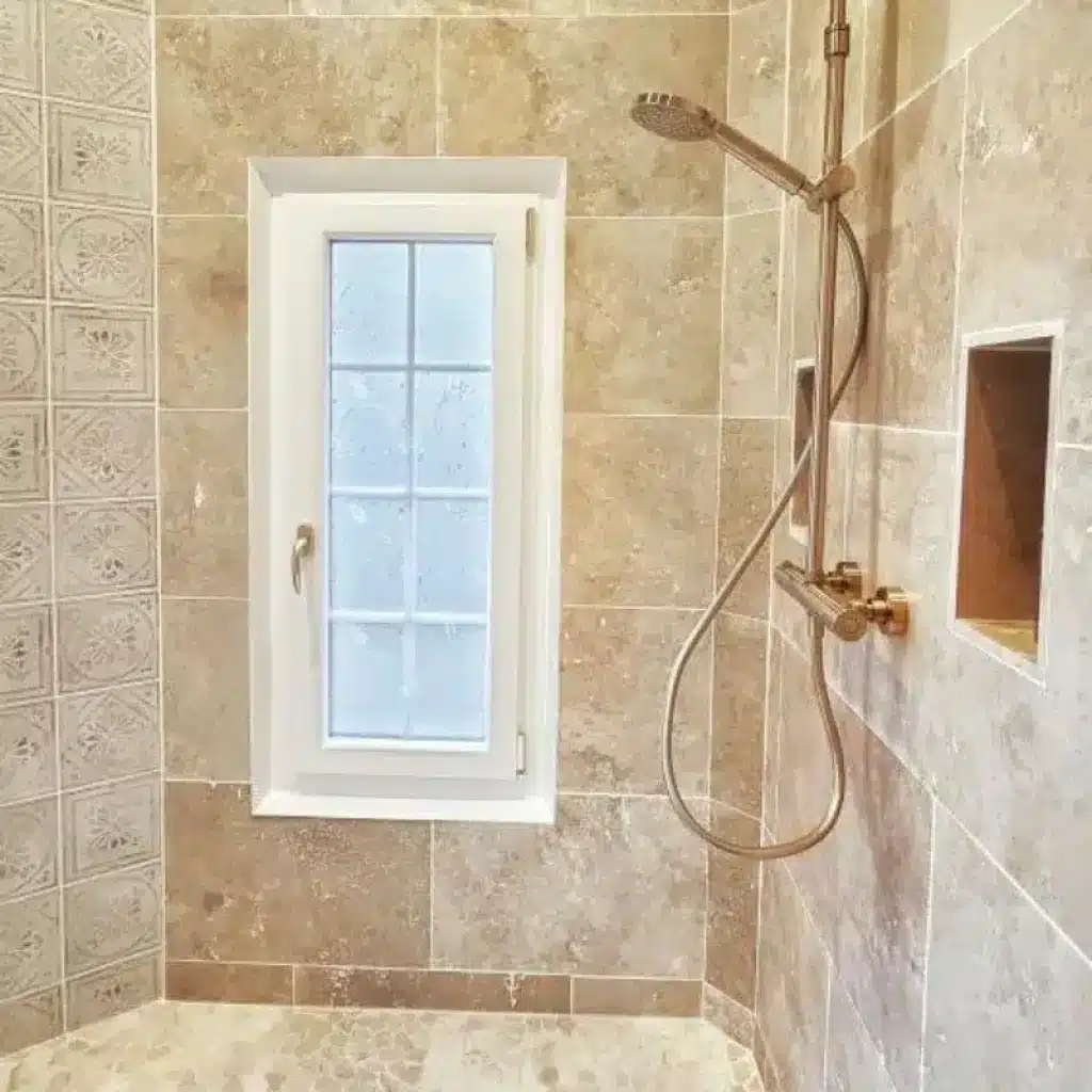 douche avec carrelage en travertin light premier choix clair