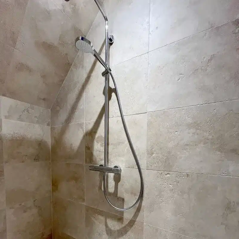 parrelage travertin 1er choix douche