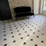 Dallage avec cabochons noirs intérieur entrée