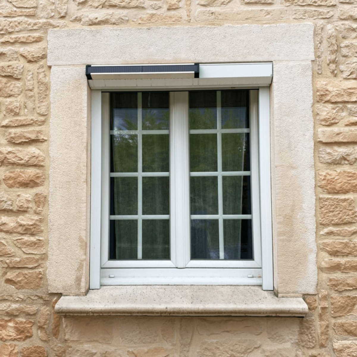 encadrement d'une fenêtre effectué avec un encadrement d'angle rustique