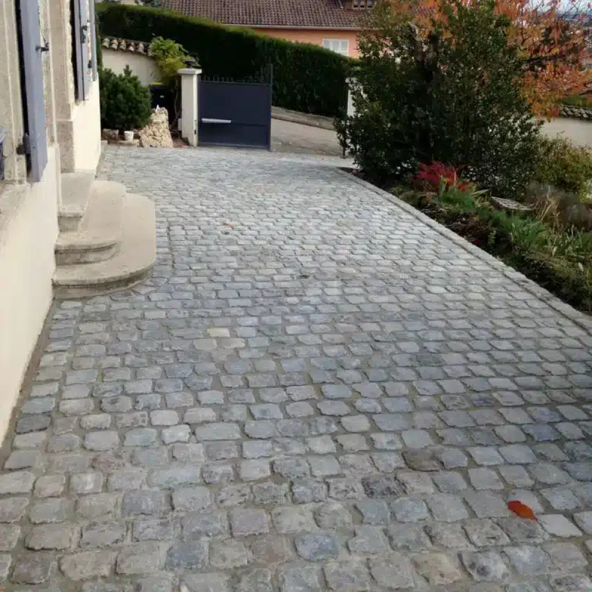 pavés versaillais grès devant maison