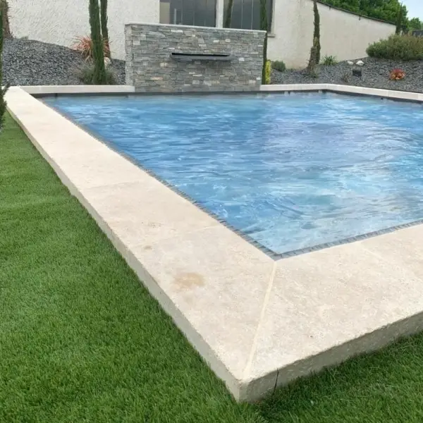 Margelle en travertin light - 61x33x10 bord droit (1er choix)