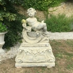 PUTTO ÉTÉ dans un jardin