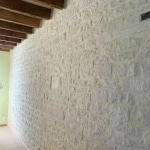 mur de parement pierre joigny avec poutres