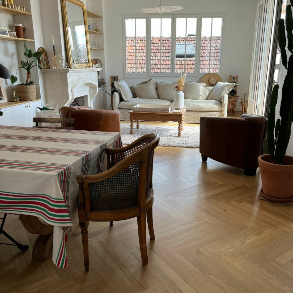 salle de séjour avec parquet en bois bâtons rompus