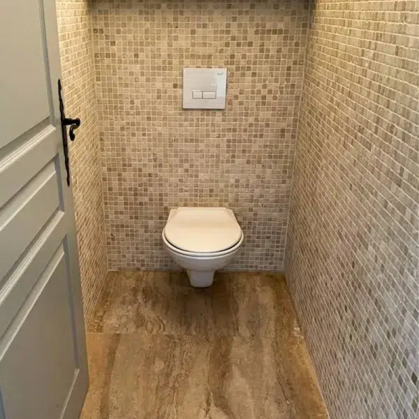 Plinthe mosaique travertin posé au mur