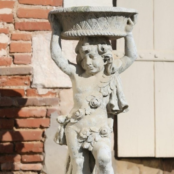 putto au panier dans une cour