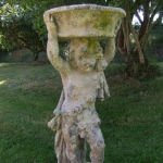 putto au panier dans un jardin