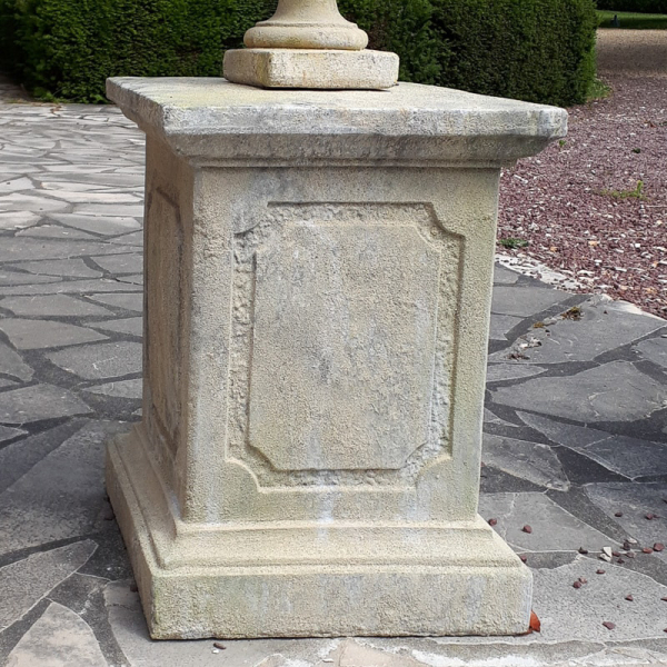 Socle-rectangulaire-classique-en-pierre-reconstituée-patinée-3 socle rectangulaire classique pierre reconstituée patinée 3