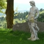 Statue d'Apollon dans un jardin
