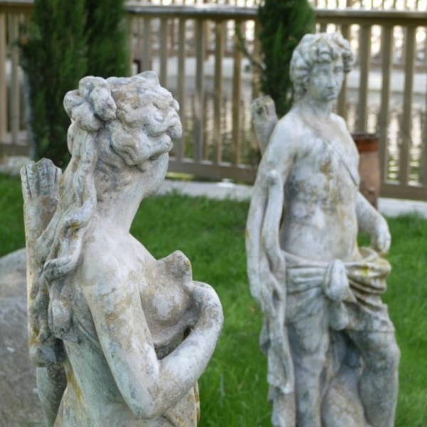 Statues de Diane et Apollon dans un jardin