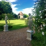 Statues de Diane et Apollon dans un jardin
