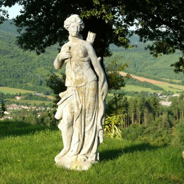 Statue de DIane dans un jardin
