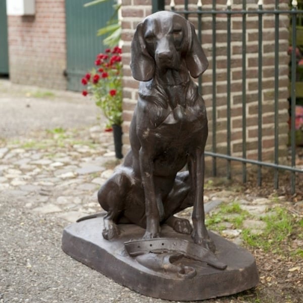 Statue de chien de chasse en fonte