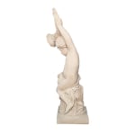 Statue de cupidon à la corne de côté packshot sur fond blanc