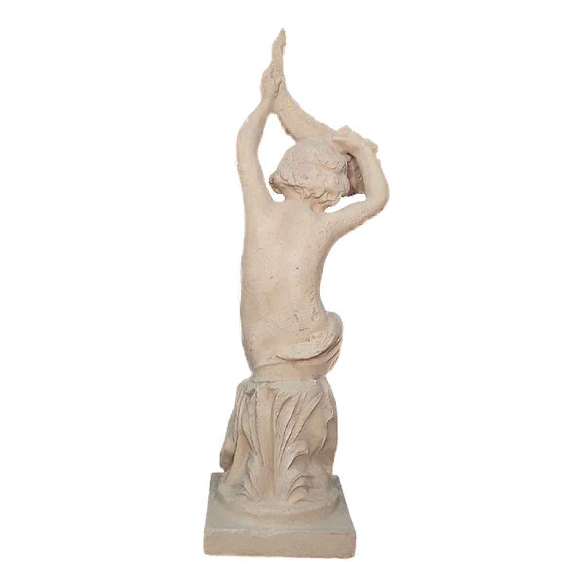 Packshot sur fond blanc de la statue de cupidon à la corne vue de derrière