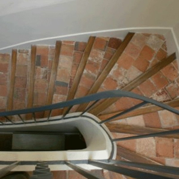 Tomettes anciennes de récupération (1) tomettes anciennes de récupération dans un escalier