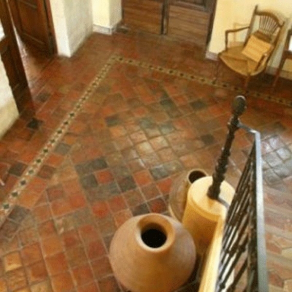 Tomettes anciennes de récupération (3) tomettes anciennes de récupération dans une entrée