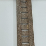 Caniveau percé en travertin naturel idéal pour le drainage des eaux pluviales autour d’une terrasse, d’une piscine ou d’une allée. Sa teinte mix, aux nuances naturelles du beige clair au beige plus soutenu, apporte un rendu authentique et élégant à vos aménagements extérieurs.