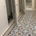 carreau ciment coloré bagatelle dans un couloir avec portes ouvertes