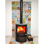 patchwork carreaux ciment derrière un poêle à bois