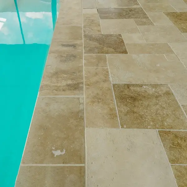 carrelage-travertin-choix-naturel-ligerio-08 carrelage travertin choix naturel au bord d'une piscine pose opus