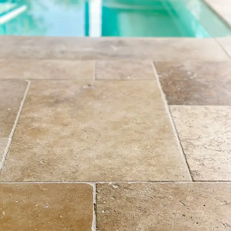 carrelage en travertin format opus dans une piscine intérieur