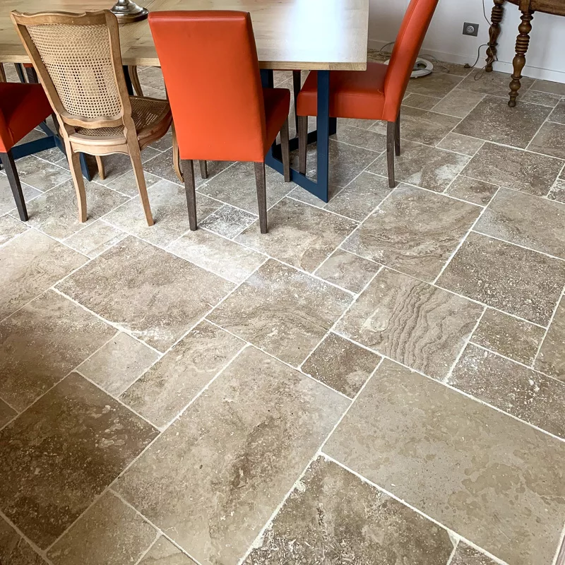carrelage en pierre de travertin dans salle de sejour
