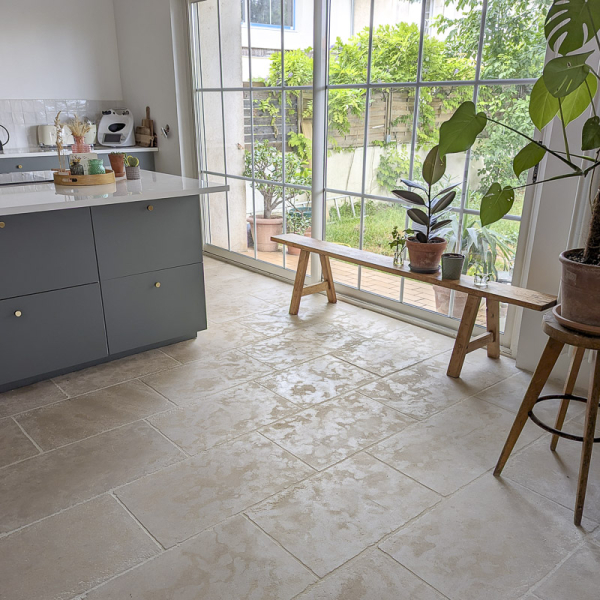 dallage-batisse-vieilli-clair-2 Photo d'un salon avec un dallage bâtisse vieilli clair