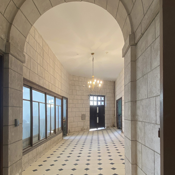 dallage cabochons poillé dans un couloir intérieur