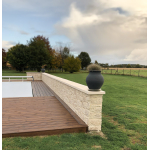 dessus mur étrillé vieilli délimite terrasse