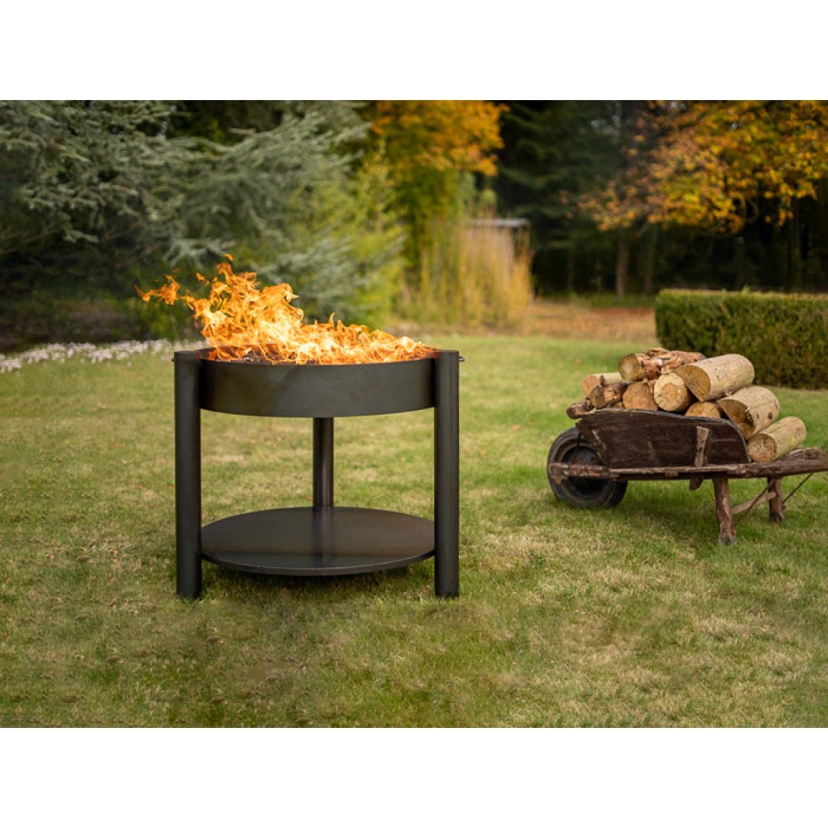 grand brasero barbecue plancha avec des flammes dans jardin