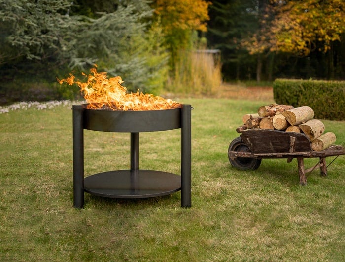 grand brasero barbecue plancha avec des flammes dans jardin