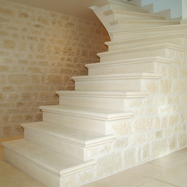 Marche d'escalier moulurée (Longueur: 100 cm x 34 cm, Epaisseur: 2 cm -  Evidée)