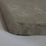 détails d'une margelle en grès gris vue macro