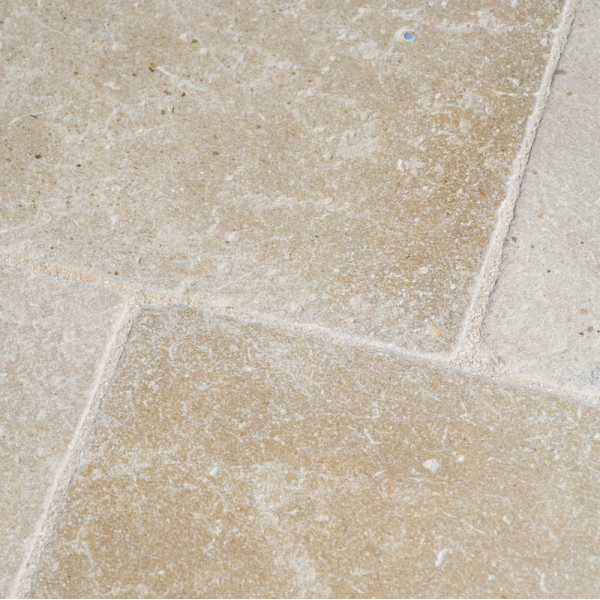 nF1Af-4hF0N zoom d'une dalle bâtisse vieilli clair