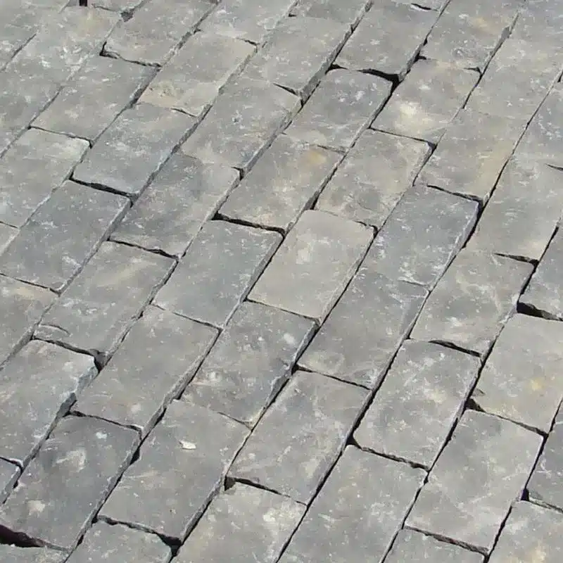 Pavé en basalte (Dimensions: 14 cm x 20 cm x 4/6 cm)