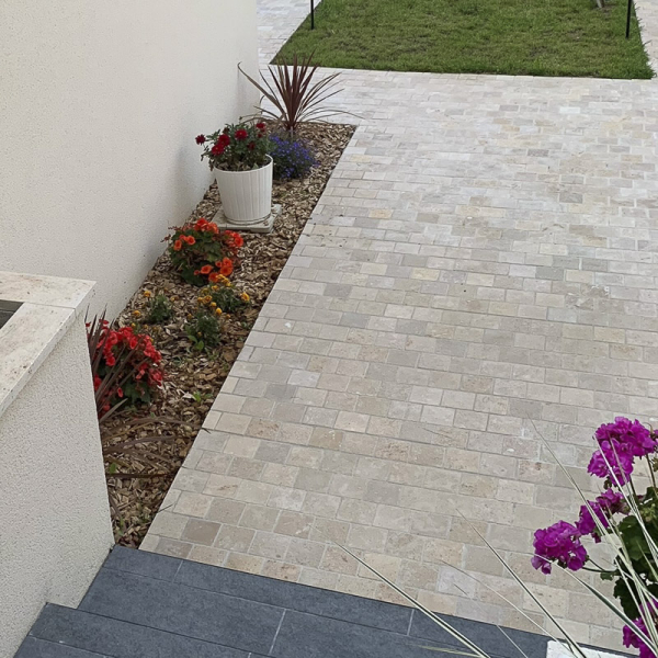 pavé-beaune-10x10x2-5 pavés Cordillère sur allée piétonne