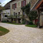 chemin en pavés chantilly devant maison en pierre