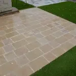 pavé clair beige jointé avec gazon synthétique