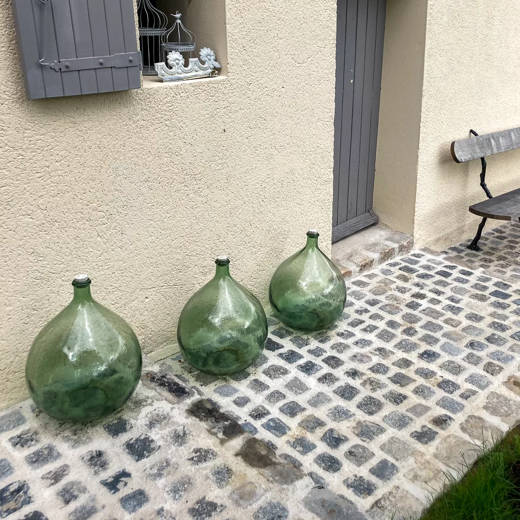 pavés faisant le tour d'une maison