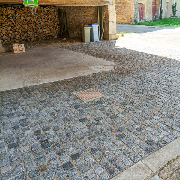 pave-granit-ancien-ligerio-11 pavé granit ancien gris avec plaque métal